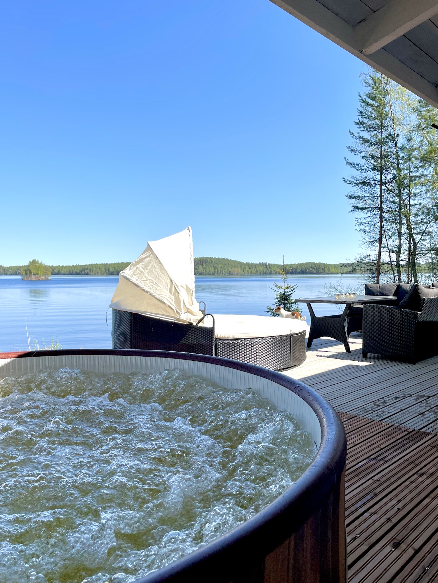 Terassia ja näkymä järvelle