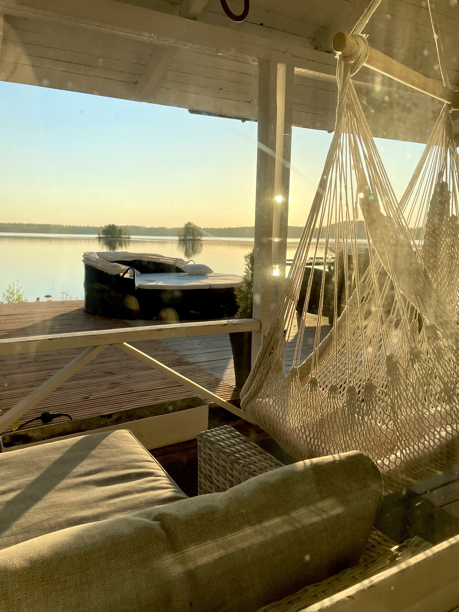 Terassia ja auringon nousu