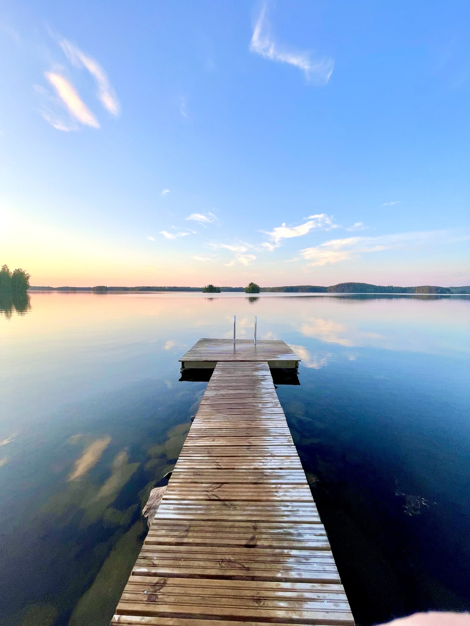 Laituri kesäillassa